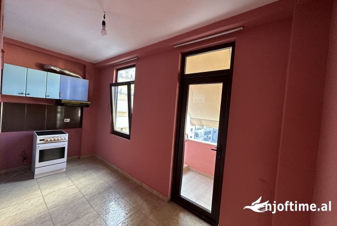 Shtepi me qera Apartament ne Tirane, 2+1, Mobilimi Bosh, pa mobiluar, Pagesa 550  Euro.