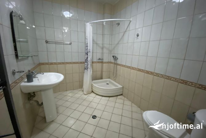 Shtepi me qera Apartament ne Tirane, 2+1, Mobilimi E mobiluar, Pagesa 800  Euro.