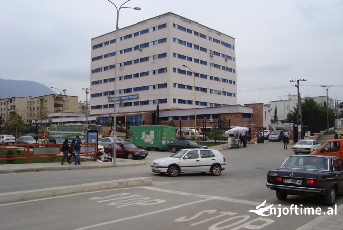 Ambient biznesi me qera 2+1 ne Tirane - 300,000 Leke