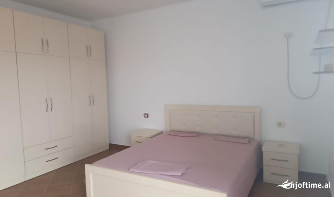 Shtepi me qera Apartament ne Tirane, 3+1, Mobilimi E mobiluar, Pagesa 400  Euro.