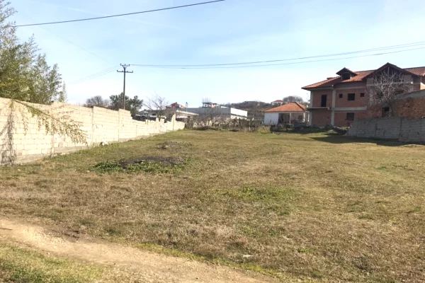 Truall ose Toke ne Tirane - 67,000 Euro