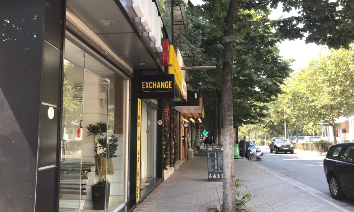 Jepet me qira Ambjent Biznesi 30 m2 ne rrugen Sulejman Delvina Tirane.