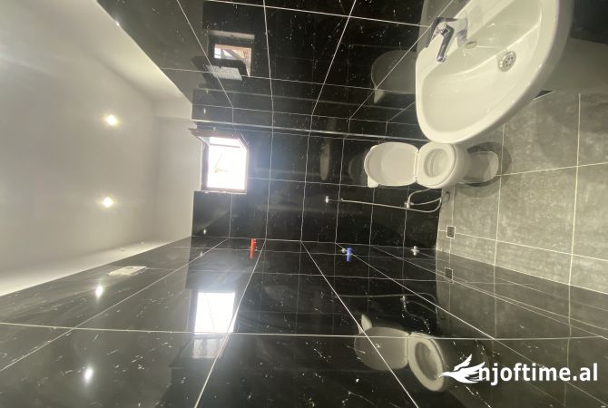 Shtepi ne shitje Apartament ne Tirane, 2+1, Mobilimi E mobiluar, Pagesa 152,000  Euro.