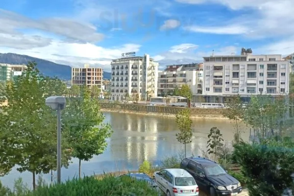 Business Property for Rent 4+1 in Tirana - 1,100 Euro