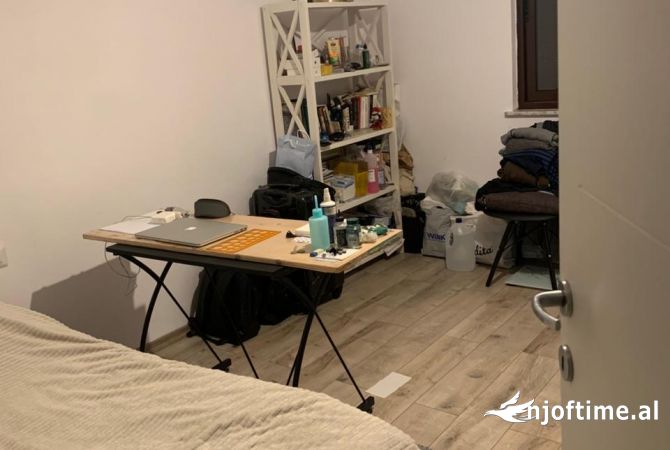 Shtepi ne shitje Apartament ne Tirane, 1+1, Mobilimi Pjeserisht e mobiluar, Pagesa 75,000  Euro.