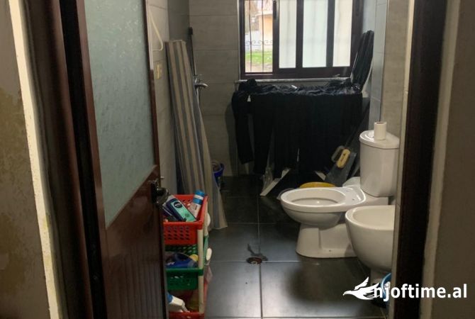 Shtepi ne shitje Apartament ne Tirane, 1+1, Mobilimi Pjeserisht e mobiluar, Pagesa 75,000  Euro.