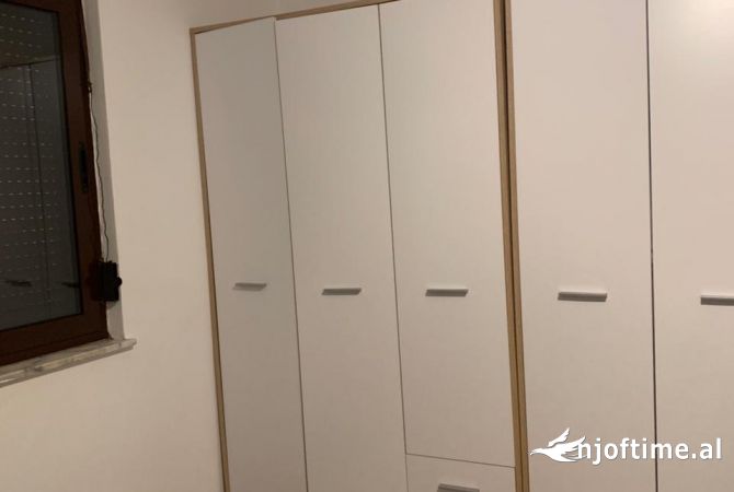 Shtepi ne shitje Apartament ne Tirane, 1+1, Mobilimi Pjeserisht e mobiluar, Pagesa 75,000  Euro.