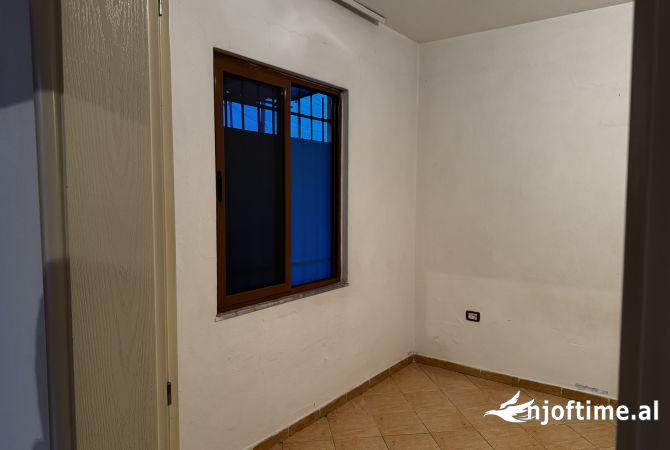 Shtepi ne shitje Shtepi Private ne Tirane, 1+1, Mobilimi Pjeserisht e mobiluar, Pagesa 100,000  Euro.