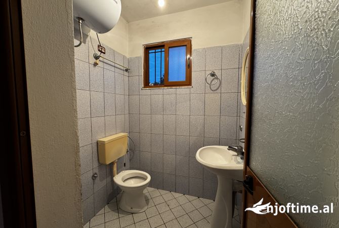 Shtepi ne shitje Shtepi Private ne Tirane, 1+1, Mobilimi Pjeserisht e mobiluar, Pagesa 100,000  Euro.