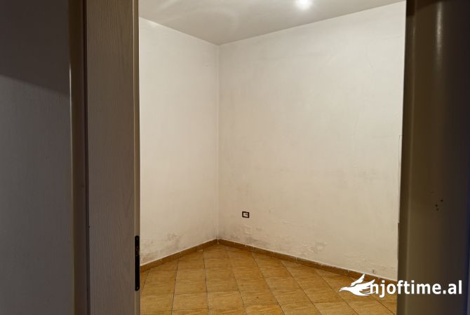 Shtepi ne shitje Shtepi Private ne Tirane, 1+1, Mobilimi Pjeserisht e mobiluar, Pagesa 100,000  Euro.