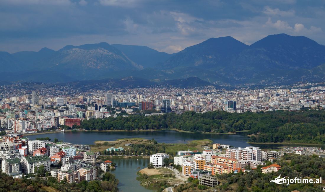 Shtepi ne shitje Apartament ne Tirane, 3+1, Mobilimi Bosh, pa mobiluar, Pagesa 250,000  Euro.