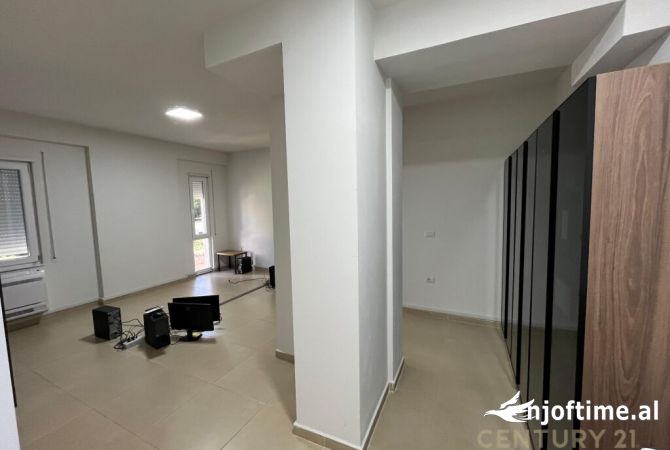 Ambient biznesi me qera 3+1 ne Tirane - 2,000 Euro