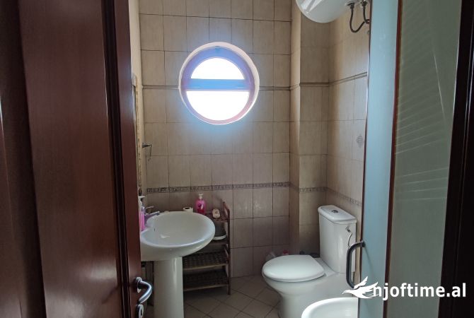 Shtepi me qera Apartament ne Tirane, 2+1, Mobilimi E mobiluar, Pagesa 700  Euro.