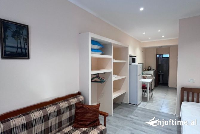 Jepet Ambjent me qera i pershtatshem per banim ,ne Pallat Egzistues rruga e Barrikadave    600 euro