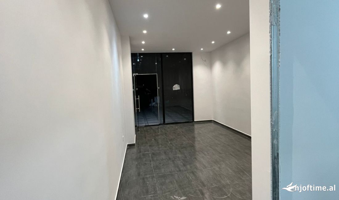 Jepet Ambjent Komercial  me qera, per  Biznes ne Pallat i Ri  Astir