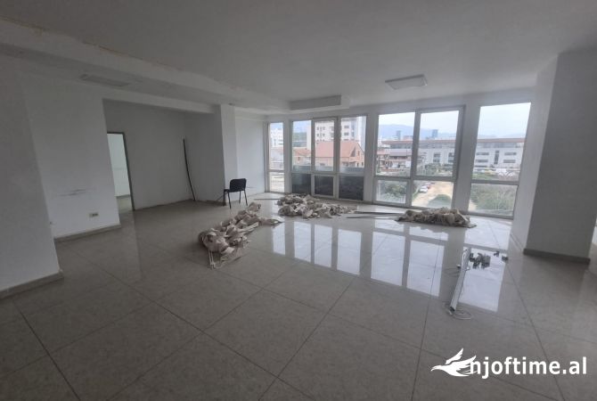 Ambient biznesi me qera 3+1 ne Tirane - 1,800 Euro