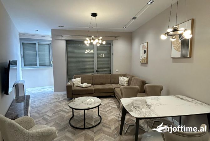 Shtepi me qera 3+1 ne Tirane - 1,305 Euro