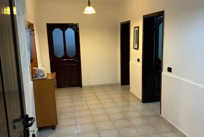 Shtepi me qera 1+1 ne Tirane - 35,000 Leke
