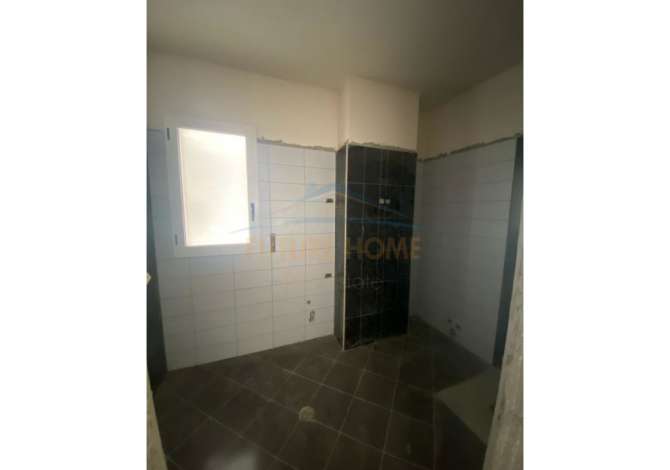 Shtepi ne shitje Apartament ne Vlore, 2+1, Mobilimi Bosh, pa mobiluar, Pagesa 195,000  Euro.