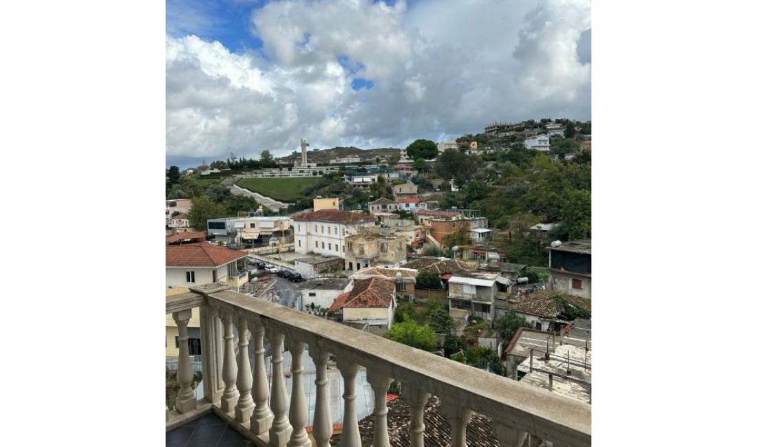 Shtepi ne shitje Apartament ne Vlore, 2+1, Mobilimi Bosh, pa mobiluar, Pagesa 192,000  Euro.