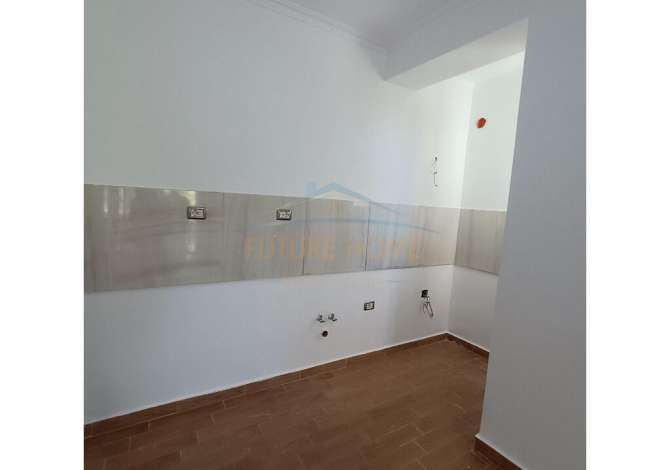 Shtepi ne shitje Apartament ne Vlore, 2+1, Mobilimi Bosh, pa mobiluar, Pagesa 200,000  Euro.