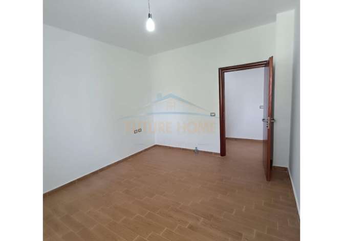 Shtepi ne shitje Apartament ne Vlore, 2+1, Mobilimi Bosh, pa mobiluar, Pagesa 200,000  Euro.