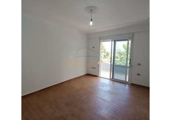 Shtepi ne shitje Apartament ne Vlore, 2+1, Mobilimi Bosh, pa mobiluar, Pagesa 200,000  Euro.