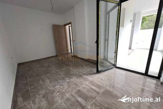 Shtepi ne shitje Apartament ne Vlore, 1+1, Mobilimi Bosh, pa mobiluar, Pagesa 117,000  Euro.