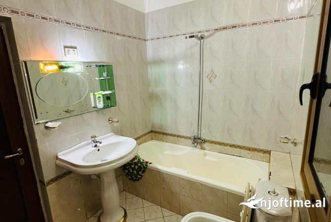 Shtepi me qera Shtepi Private ne Vlore, 3+1, Mobilimi E mobiluar, Pagesa 400  Euro.