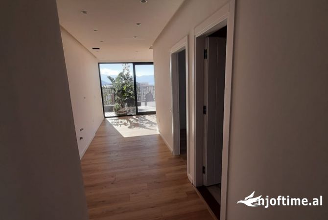 Shtepi ne shitje Apartament ne Vlore, 2+1, Mobilimi Bosh, pa mobiluar, Pagesa 650,000  Euro.