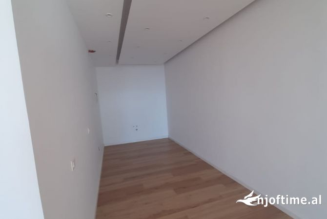 Shtepi ne shitje Apartament ne Vlore, 2+1, Mobilimi Bosh, pa mobiluar, Pagesa 650,000  Euro.