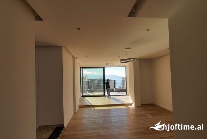 Shtepi ne shitje Apartament ne Vlore, 2+1, Mobilimi Bosh, pa mobiluar, Pagesa 650,000  Euro.