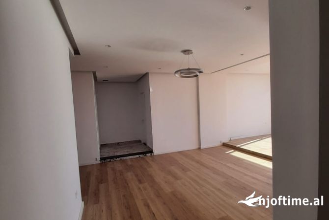 Shtepi ne shitje Apartament ne Vlore, 2+1, Mobilimi Bosh, pa mobiluar, Pagesa 650,000  Euro.