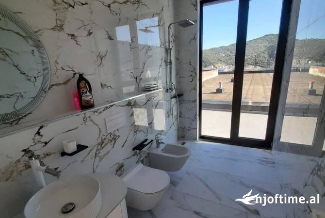 Shtepi ne shitje Apartament ne Vlore, 2+1, Mobilimi Bosh, pa mobiluar, Pagesa 650,000  Euro.