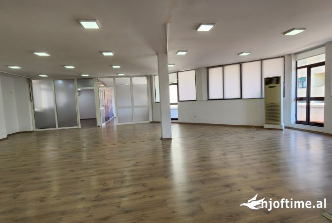 Zyra 340 m2 per qira ne Bllok