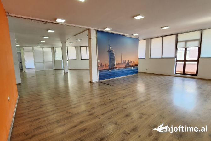 Zyra 340 m2 per qira ne Bllok