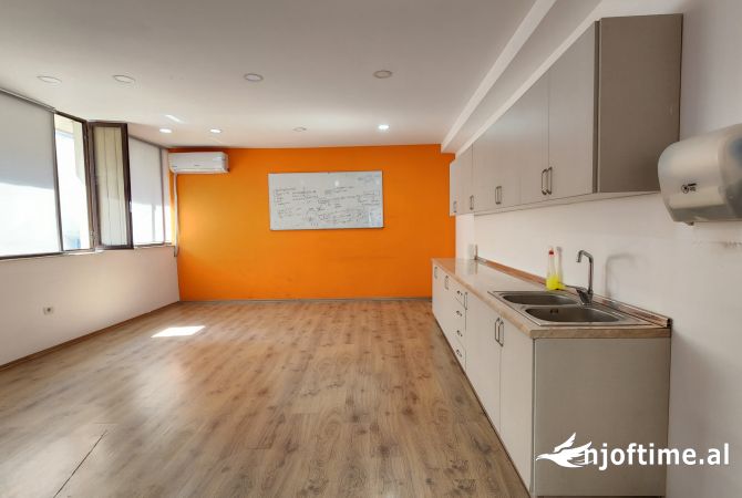 Ambient biznesi me qera 3+1 ne Tirane - 3,400 Euro