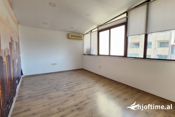 Zyra 340 m2 per qira ne Bllok