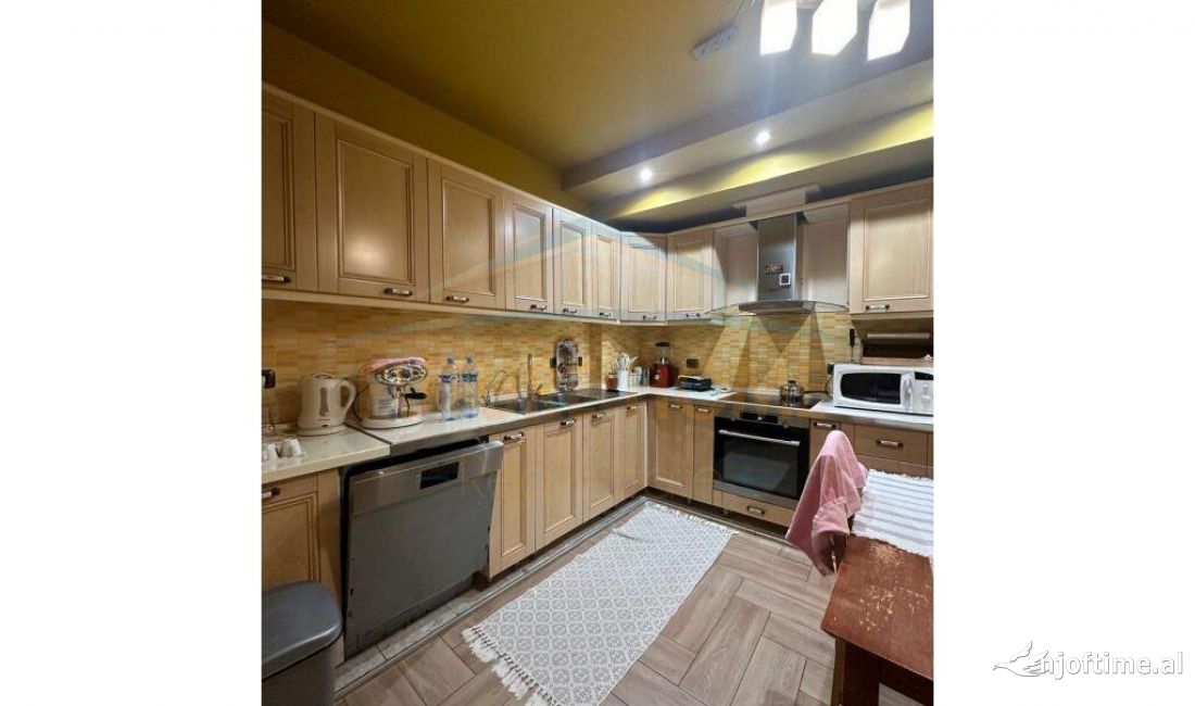 Shtepi ne shitje Apartament ne Tirane, 3+1, Mobilimi E mobiluar, Pagesa 350,000  Euro.