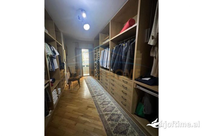 Shtepi ne shitje Apartament ne Tirane, 3+1, Mobilimi E mobiluar, Pagesa 350,000  Euro.