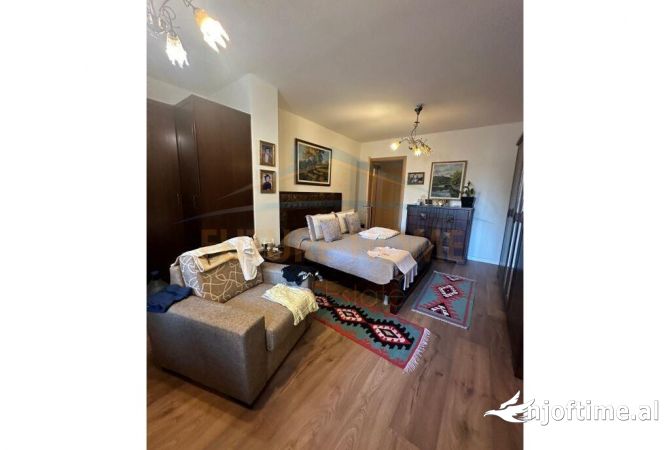 Shtepi ne shitje Apartament ne Tirane, 3+1, Mobilimi E mobiluar, Pagesa 350,000  Euro.