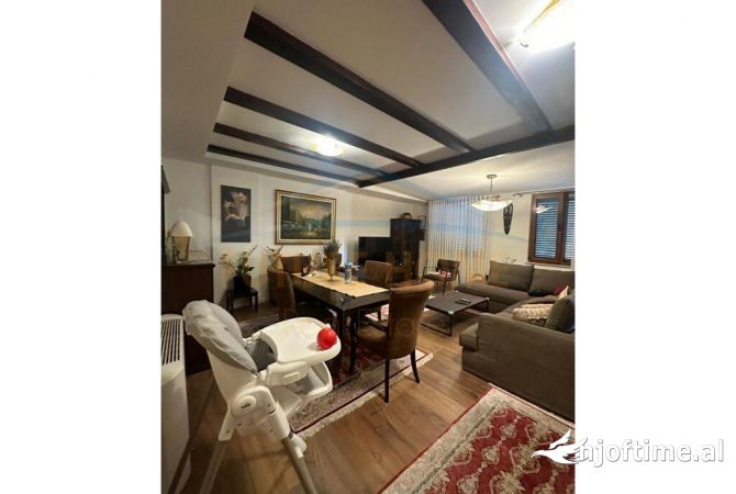 Shtepi ne shitje Apartament ne Tirane, 3+1, Mobilimi E mobiluar, Pagesa 350,000  Euro.