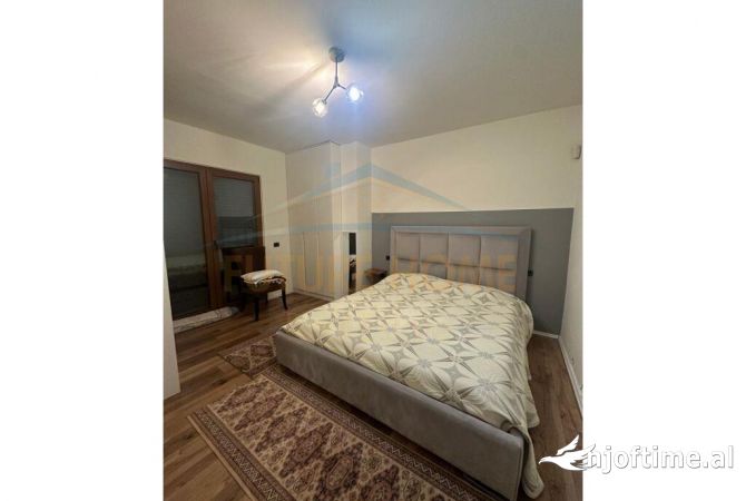 Shtepi ne shitje Apartament ne Tirane, 3+1, Mobilimi E mobiluar, Pagesa 350,000  Euro.