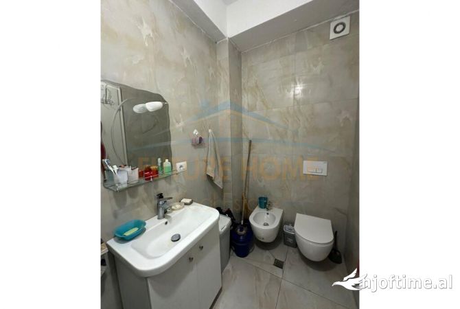Shtepi ne shitje Apartament ne Tirane, 2+1, Mobilimi E mobiluar, Pagesa 112,000  Euro.