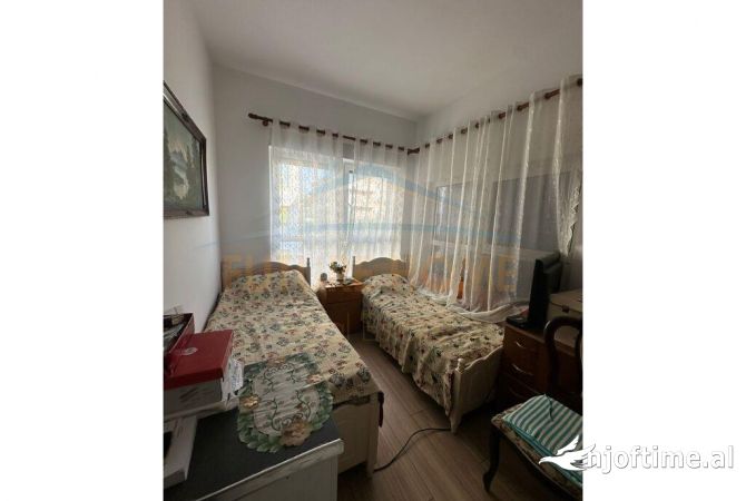 Shtepi ne shitje Apartament ne Tirane, 2+1, Mobilimi E mobiluar, Pagesa 112,000  Euro.