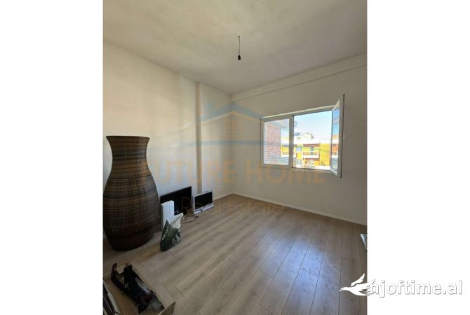 Shtepi ne shitje Apartament ne Tirane, 2+1, Mobilimi Bosh, pa mobiluar, Pagesa 130,000  Euro.