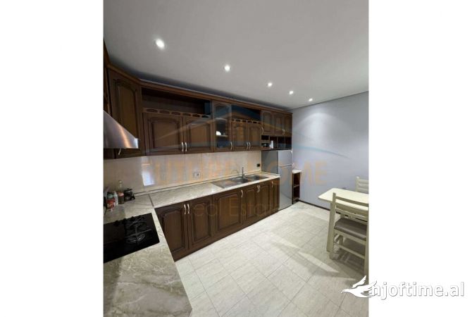 Shtepi me qera Apartament ne Tirane, 2+1, Mobilimi E mobiluar, Pagesa 800  Euro.