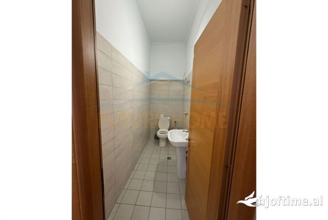 Ambient biznesi me qera 2+1 ne Tirane - 800 Euro