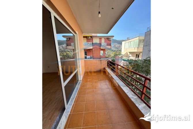 Shtepi ne shitje Apartament ne Tirane, 3+1, Mobilimi Bosh, pa mobiluar, Pagesa 192,000  Euro.