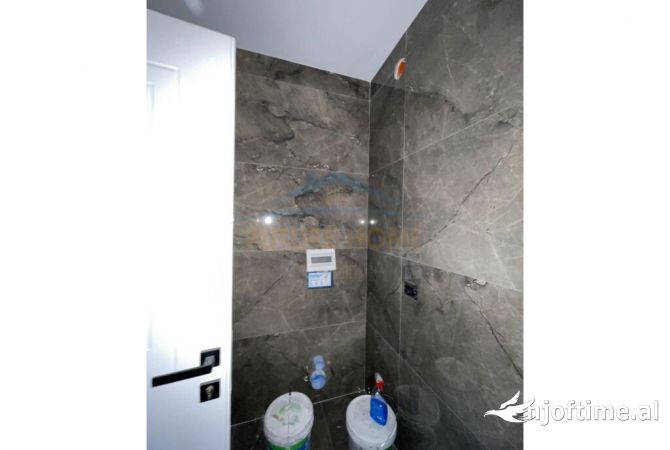 Shtepi ne shitje Apartament ne Tirane, 1+1, Mobilimi Bosh, pa mobiluar, Pagesa 110,000  Euro.